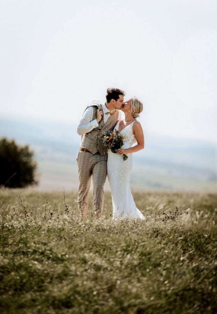 Hochzeit Brautpaar Wartenberg Wiese Paar