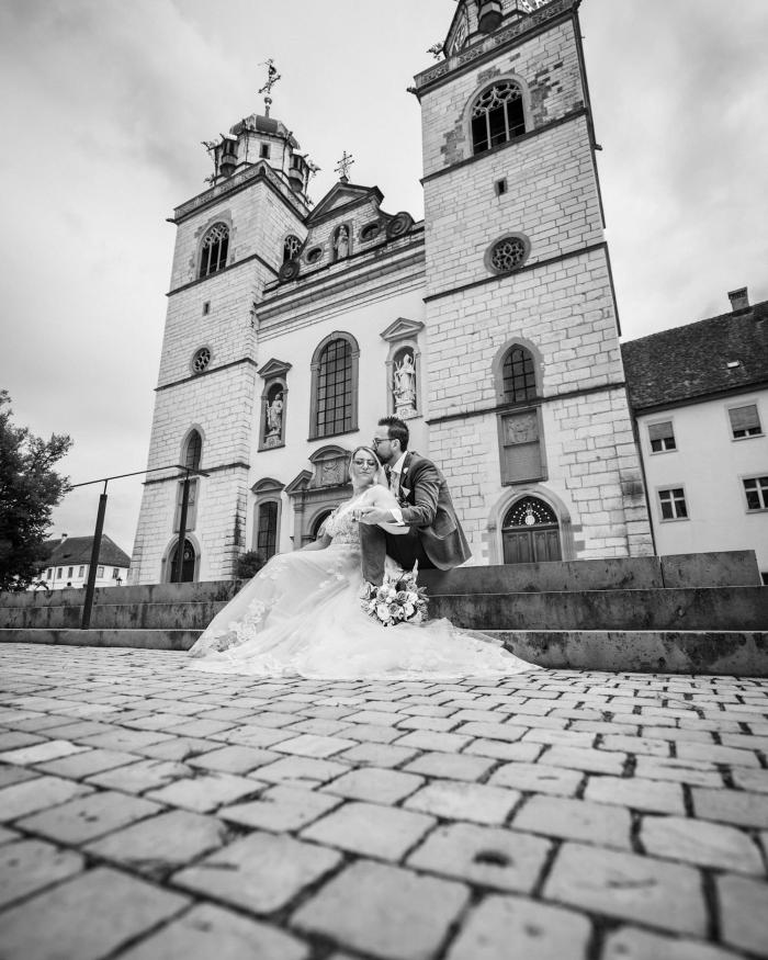 Hochzeit Brautpaar Inselrheinau Kirche Treppe